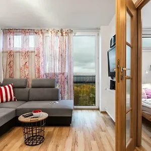 https://apartment-with-a-beautiful-view-of-saski-garden.warsawhotelspoland.com